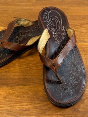 Paniolo by OLUKAI Woman’s Premium Brown Leather Sandals with Embossed Footbed